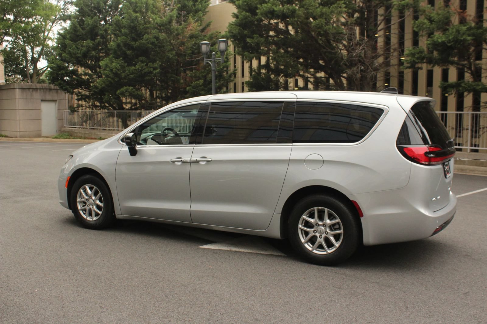 Used 2026 Chrysler Pacifica Select FWD image 9