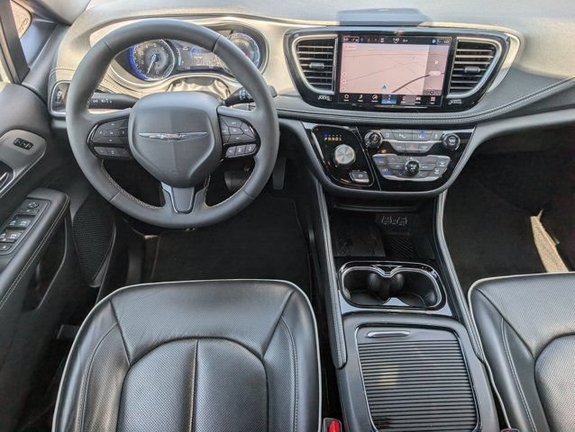 Used 2025 Chrysler Pacifica Limited FWD image 6