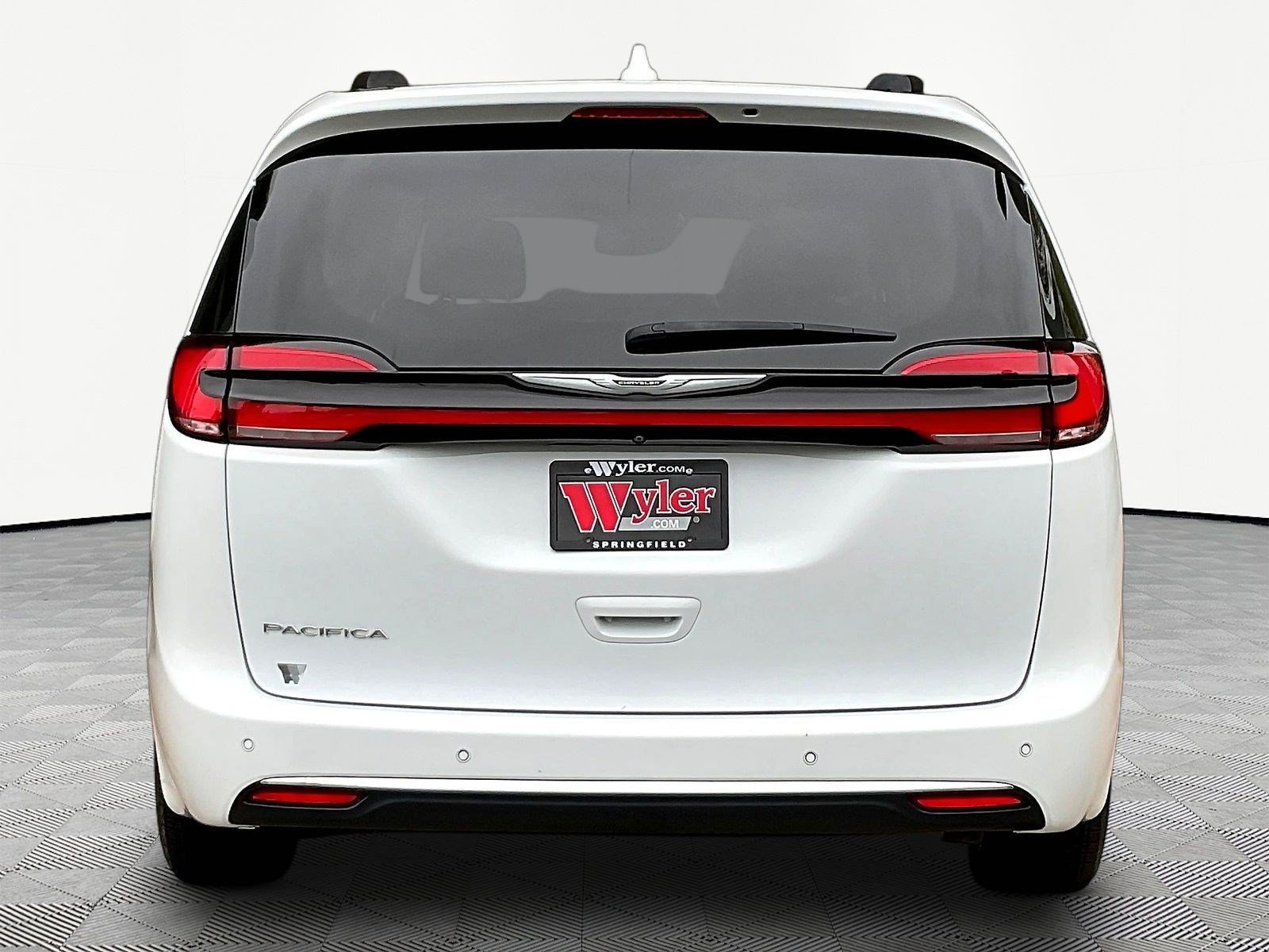 Used 2022 Chrysler Pacifica Touring-L FWD image 5