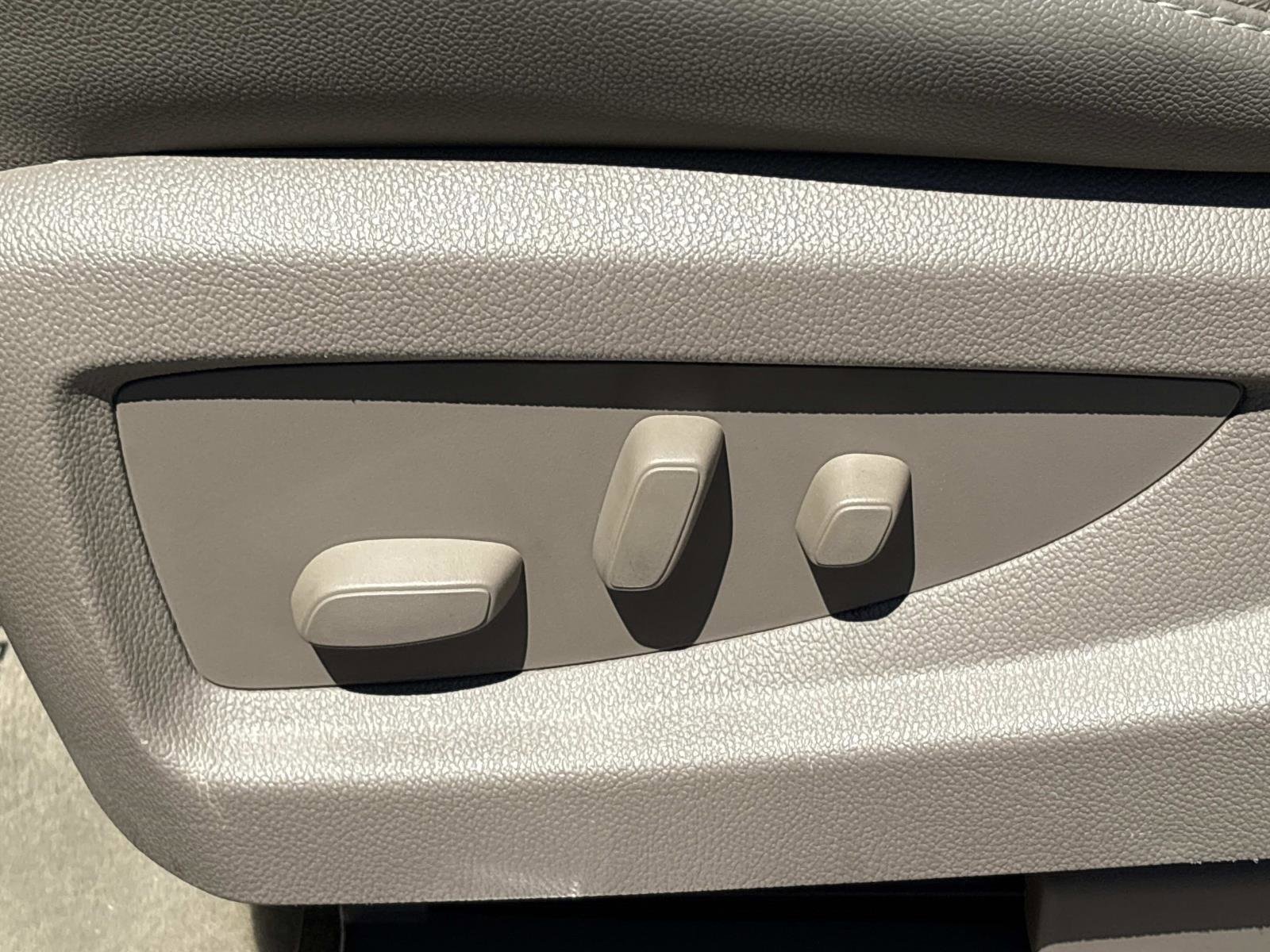 Used 2016 Chevrolet Suburban LT w/ Luxury Package RWD image 16