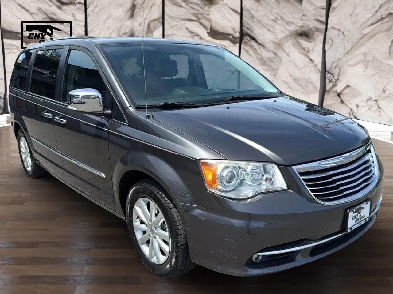 Used 2016 Chrysler Town & Country Limited Platinum FWD image 3