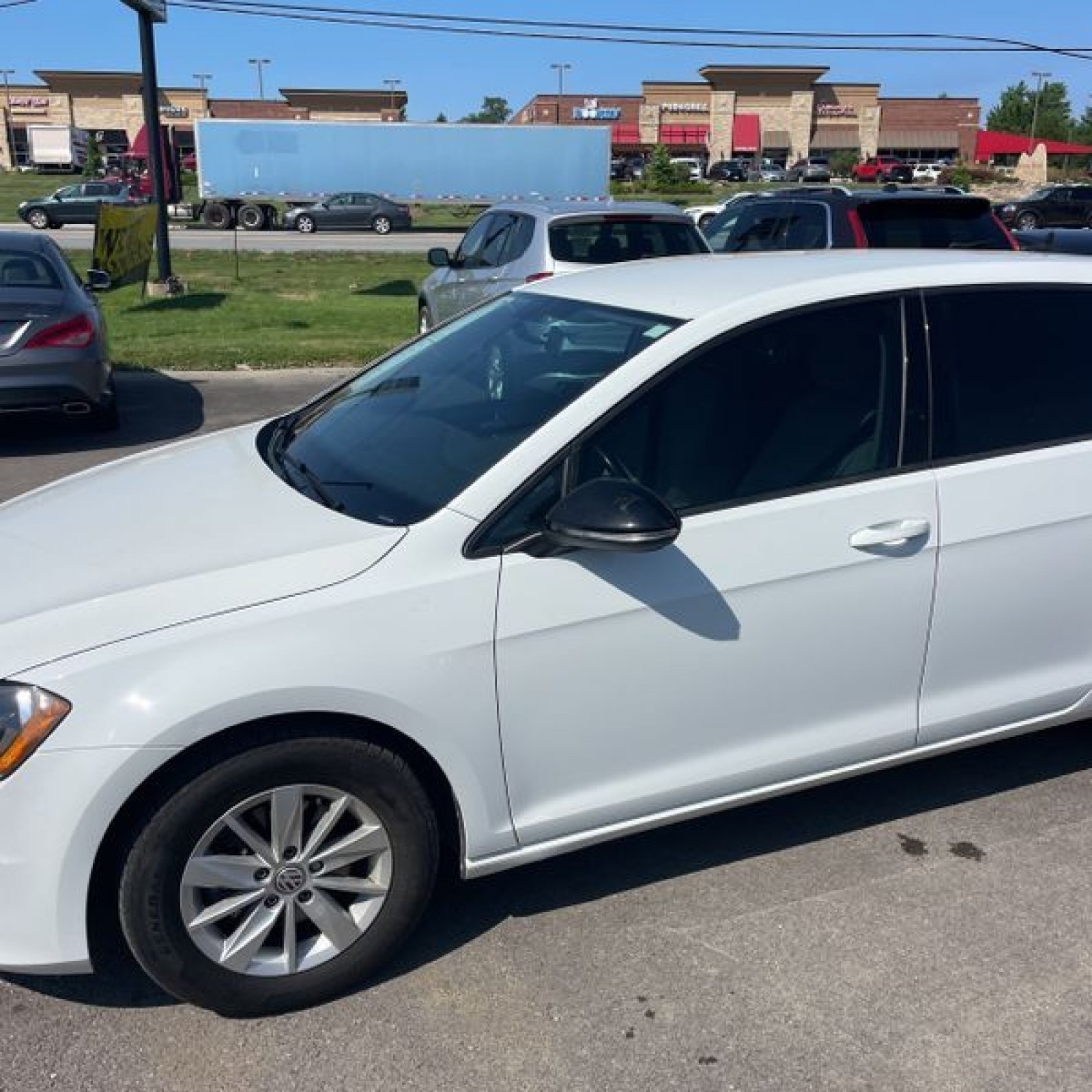 Used 2017 Volkswagen Golf S FWD image 2