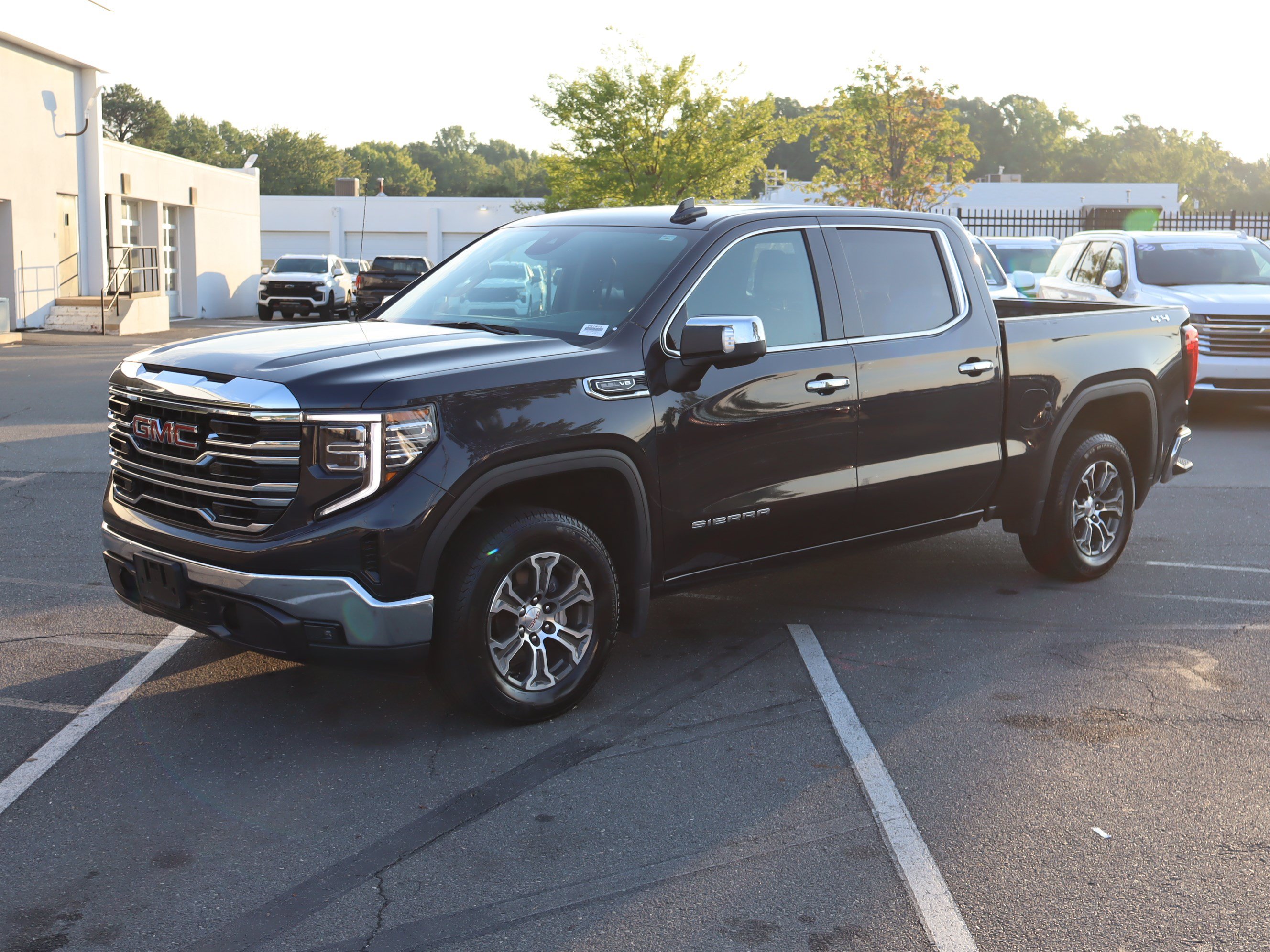 Used 2025 GMC Sierra 1500 SLT AWD/4WD image 5