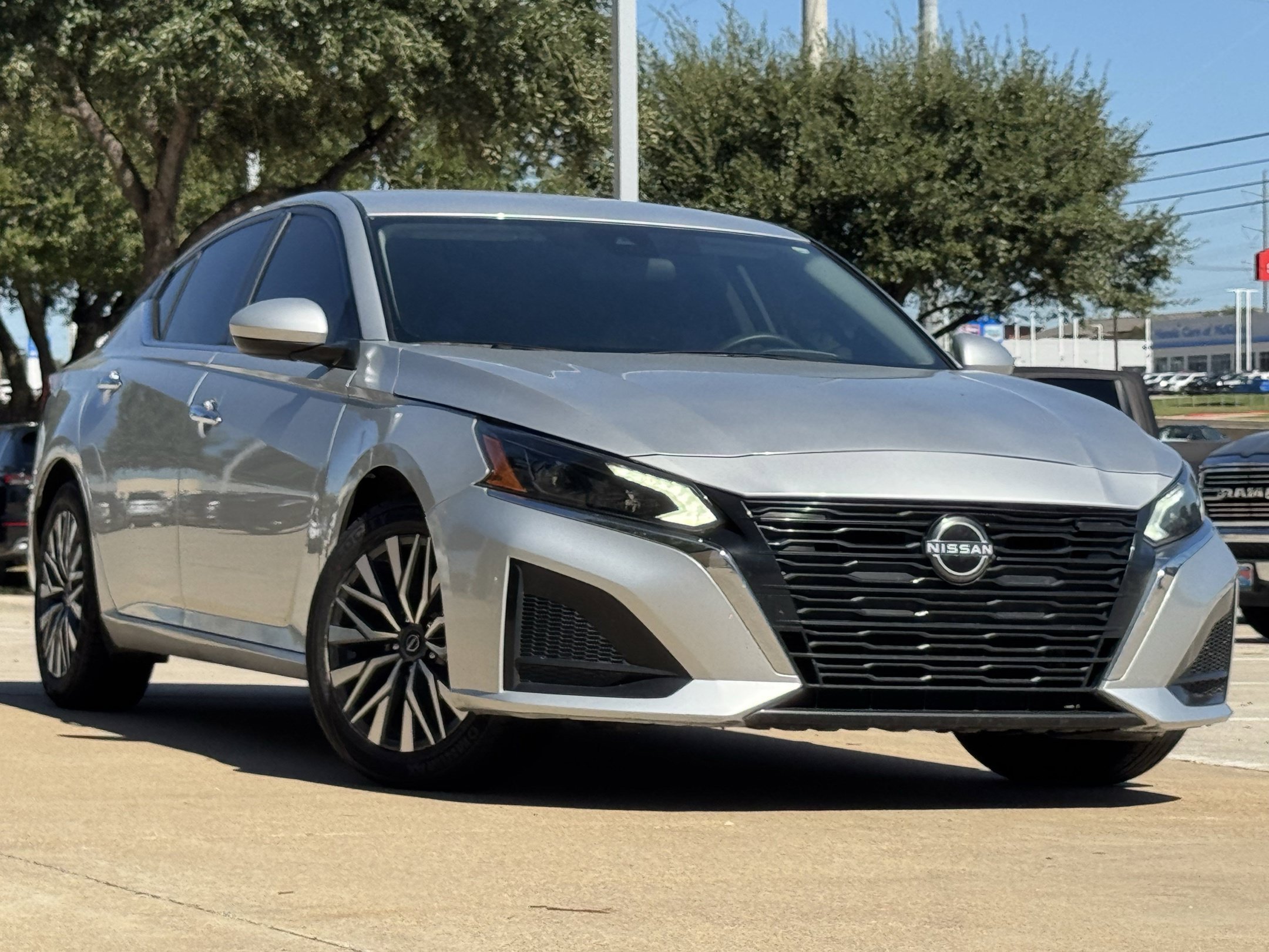 Used 2023 Nissan Altima 2.5 SV FWD image 2