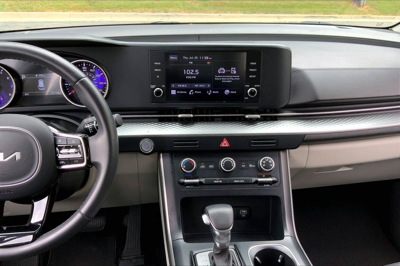 Used 2024 Kia Carnival LX FWD image 3