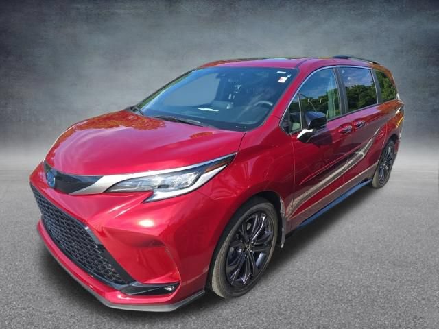 Used 2024 Toyota Sienna XSE w/ XSE Premium Package FWD image 4
