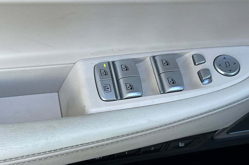 Used 2022 BMW ALPINA B7 xDrive w/ Luxury Rear Seating Package image 11