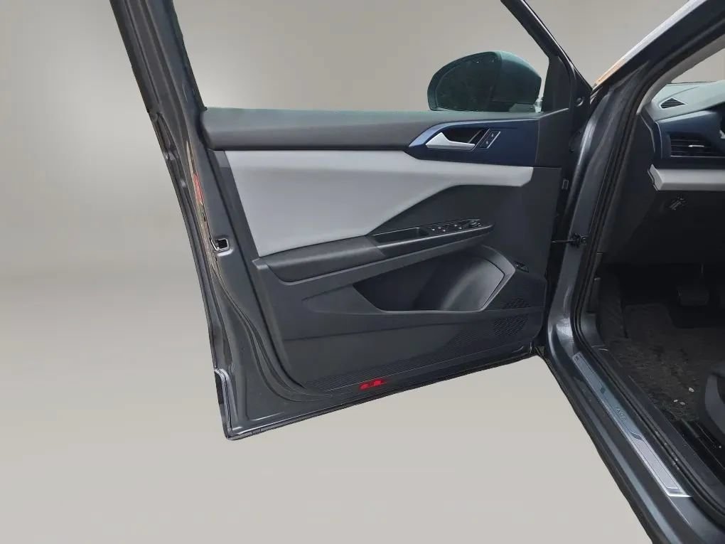 Used 2023 Volkswagen Taos SE w/ Panoramic Sunroof Package FWD image 39