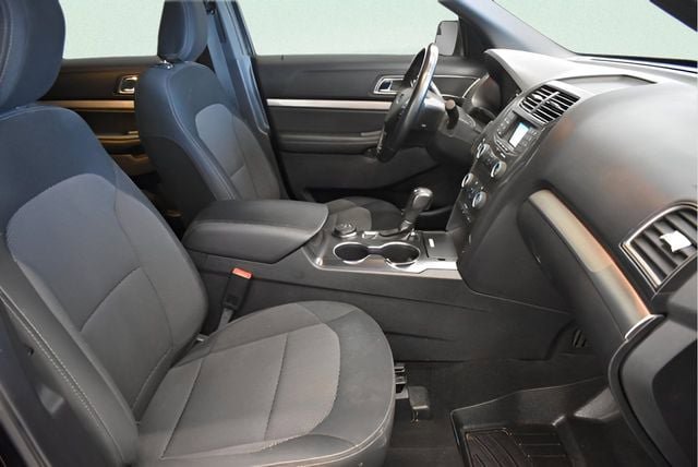 Used 2018 Ford Explorer XLT AWD/4WD image 18