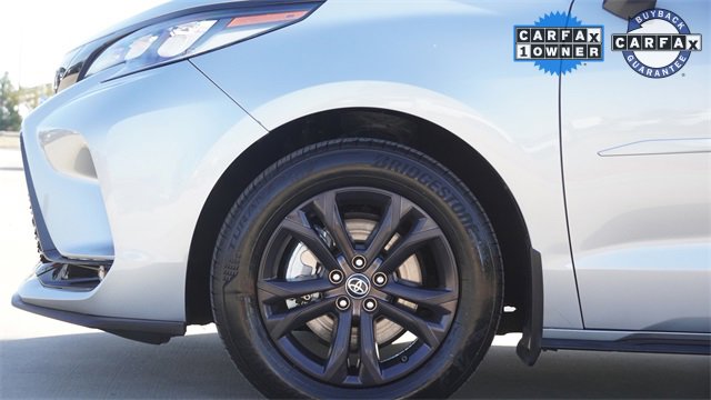 Used 2025 Toyota Sienna XSE w/ XSE Premium Package image 5