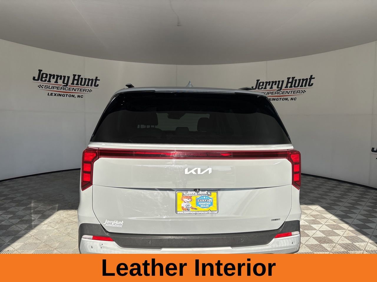 Used 2025 Kia Carnival EX image 6