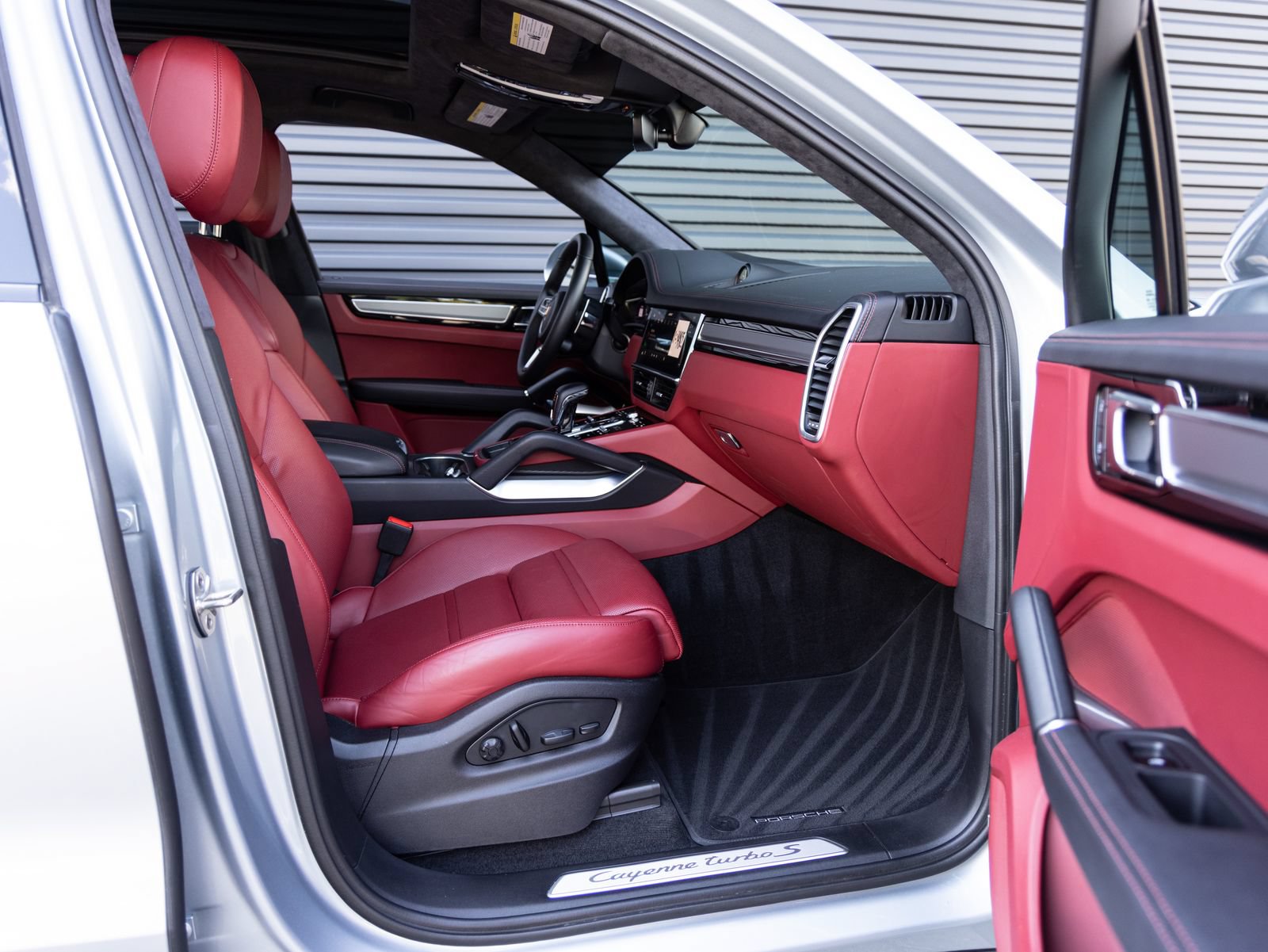 Certified 2023 Porsche Cayenne Turbo S AWD/4WD image 32