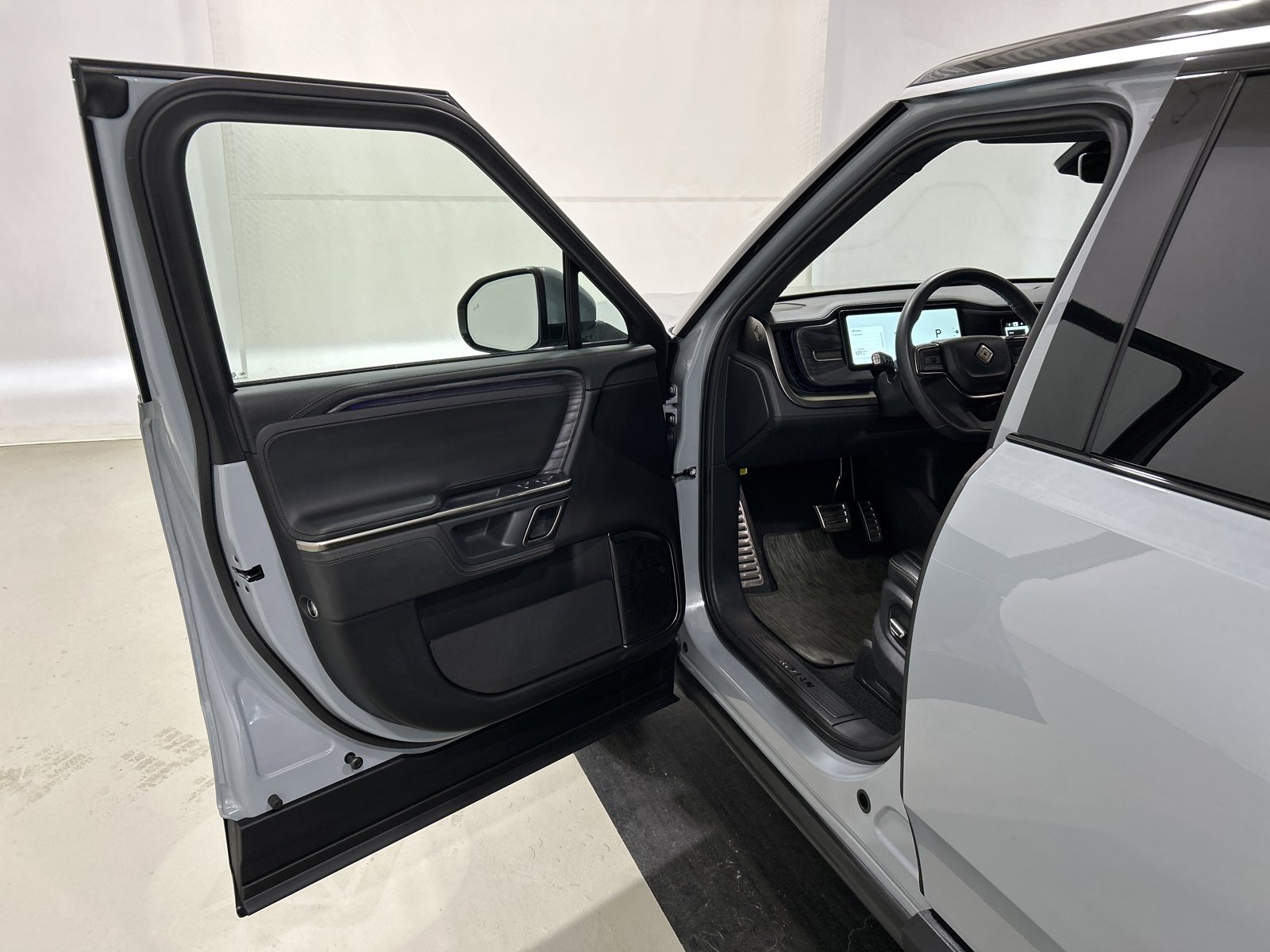 Used 2024 Rivian R1S Adventure image 16