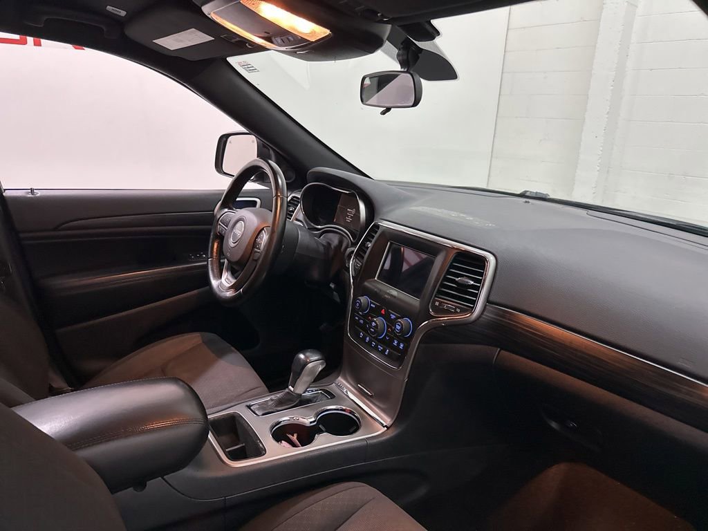 Used 2020 Jeep Grand Cherokee Laredo AWD/4WD image 56