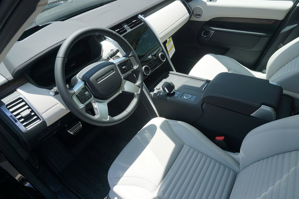 New 2025 Land Rover Discovery Dynamic SE image 18