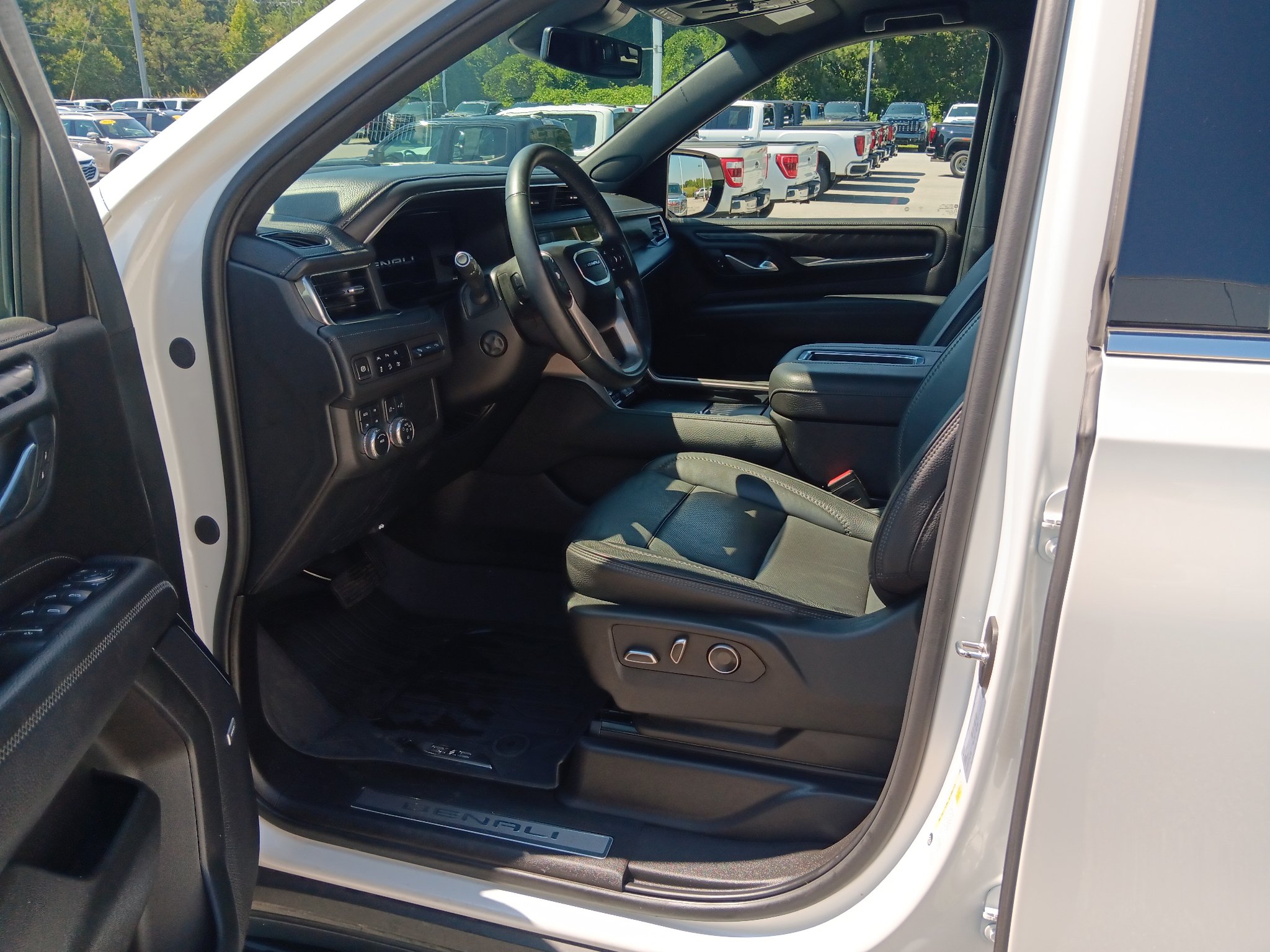 Used 2024 GMC Yukon XL Denali w/ LPO, Floor Liner Package AWD/4WD image 10