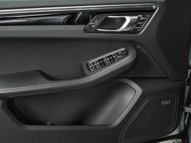 Certified 2026 Porsche Macan AWD/4WD image 6