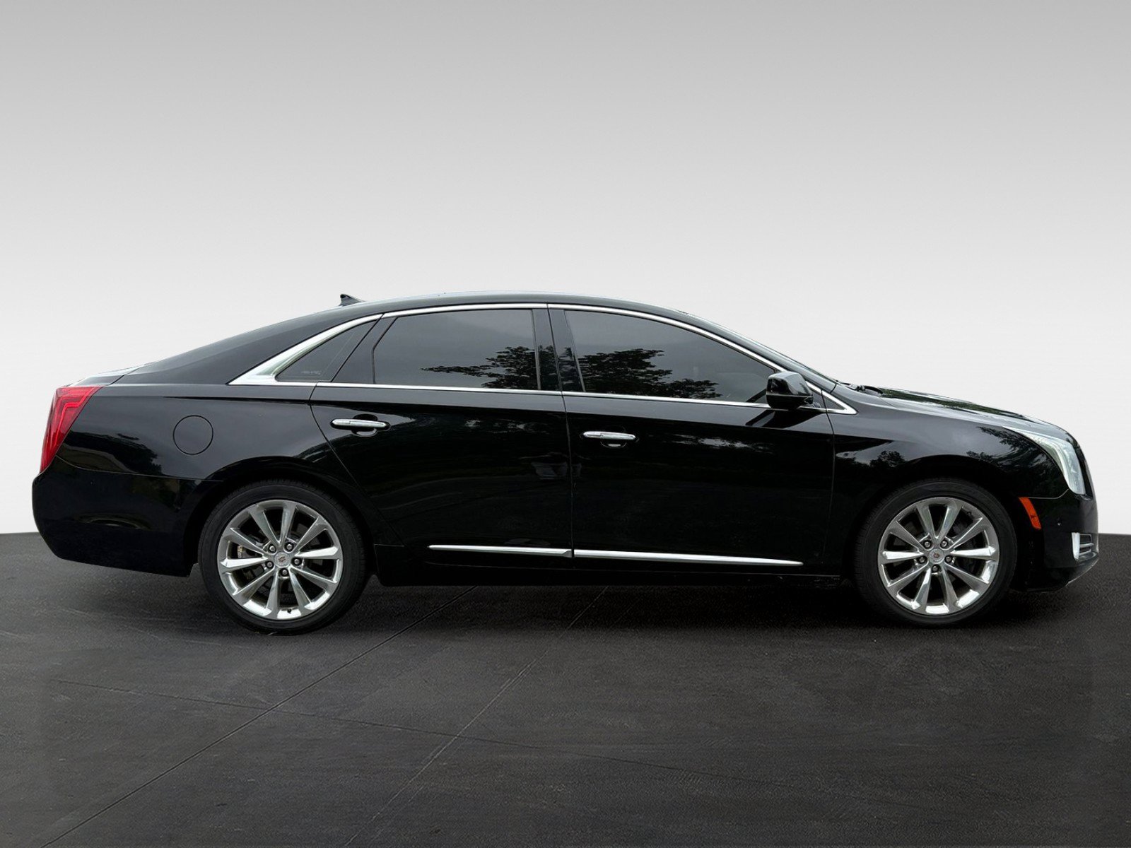 Used 2014 Cadillac XTS Luxury w/ Driver Awareness Package FWD image 4