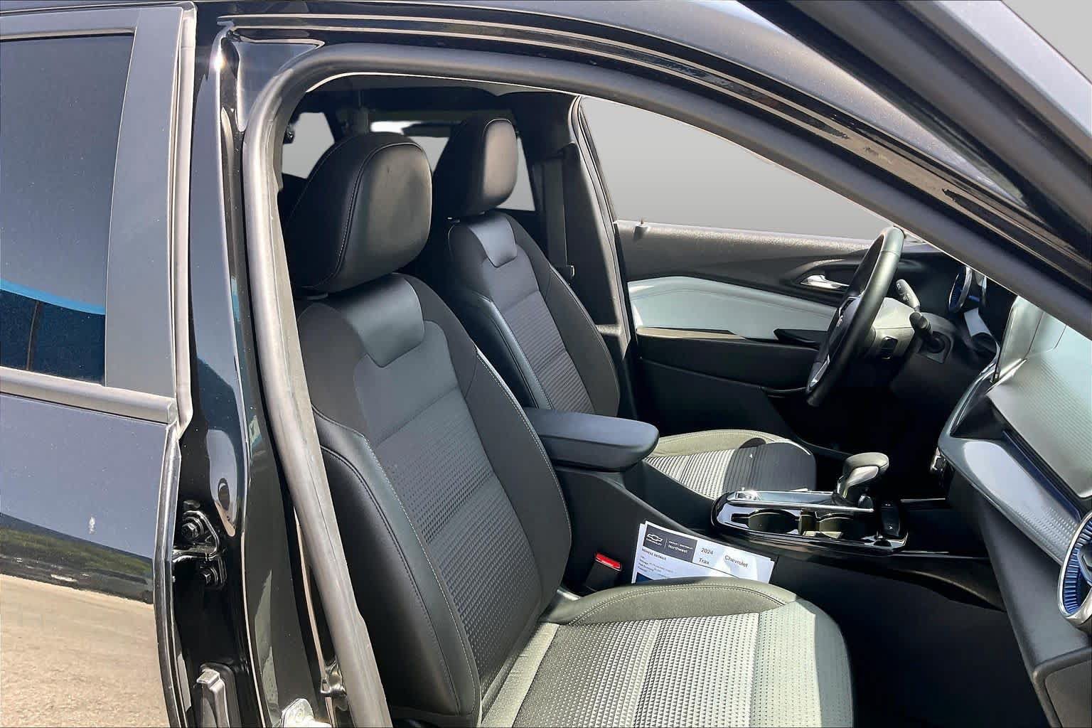 Used 2024 Chevrolet Trax LT w/ LT Convenience Package FWD image 8