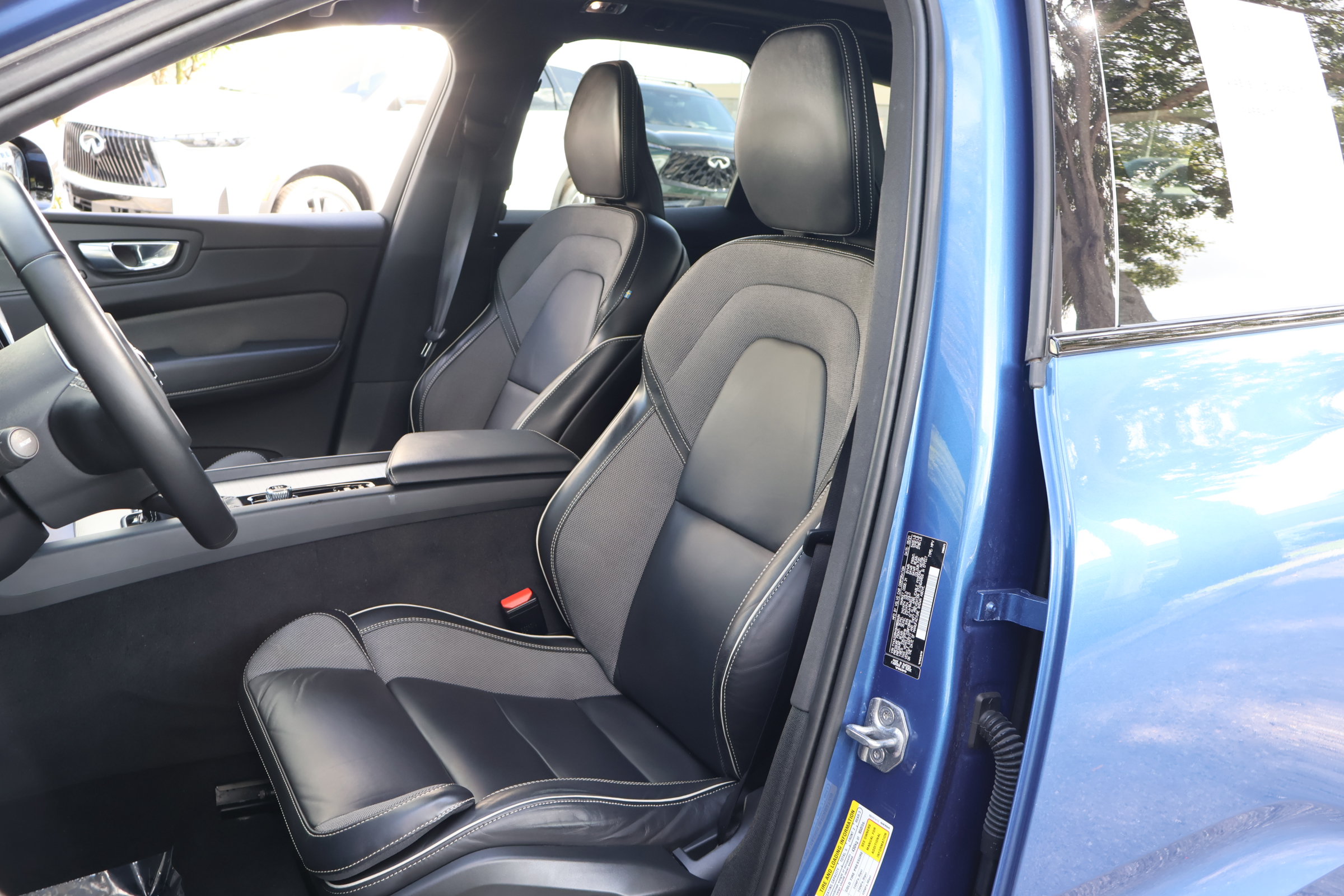 Used 2021 Volvo XC60 T6 R-Design w/ Advanced Package AWD/4WD image 2