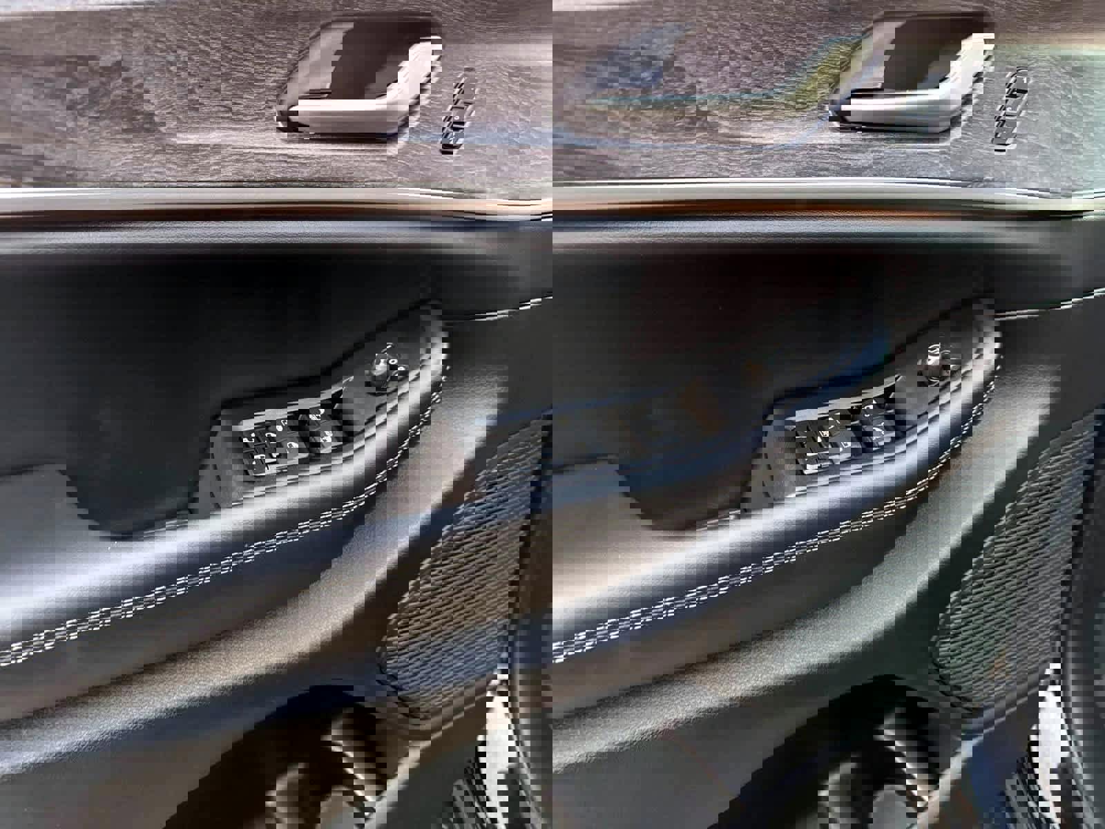 Used 2024 Jeep Grand Cherokee Limited w/ Luxury Tech Group II image 16