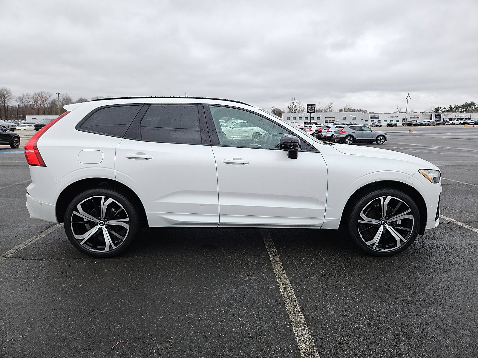 Certified 2024 Volvo XC60 B5 Ultimate w/ Climate Package image 7