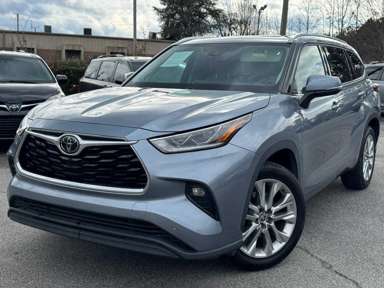 Used 2020 Toyota Highlander Limited FWD image 3