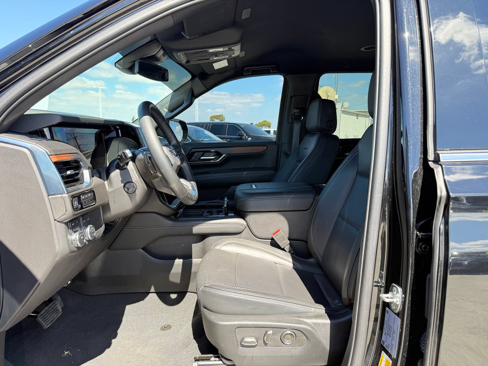 Used 2025 GMC Yukon XL Denali AWD/4WD image 5