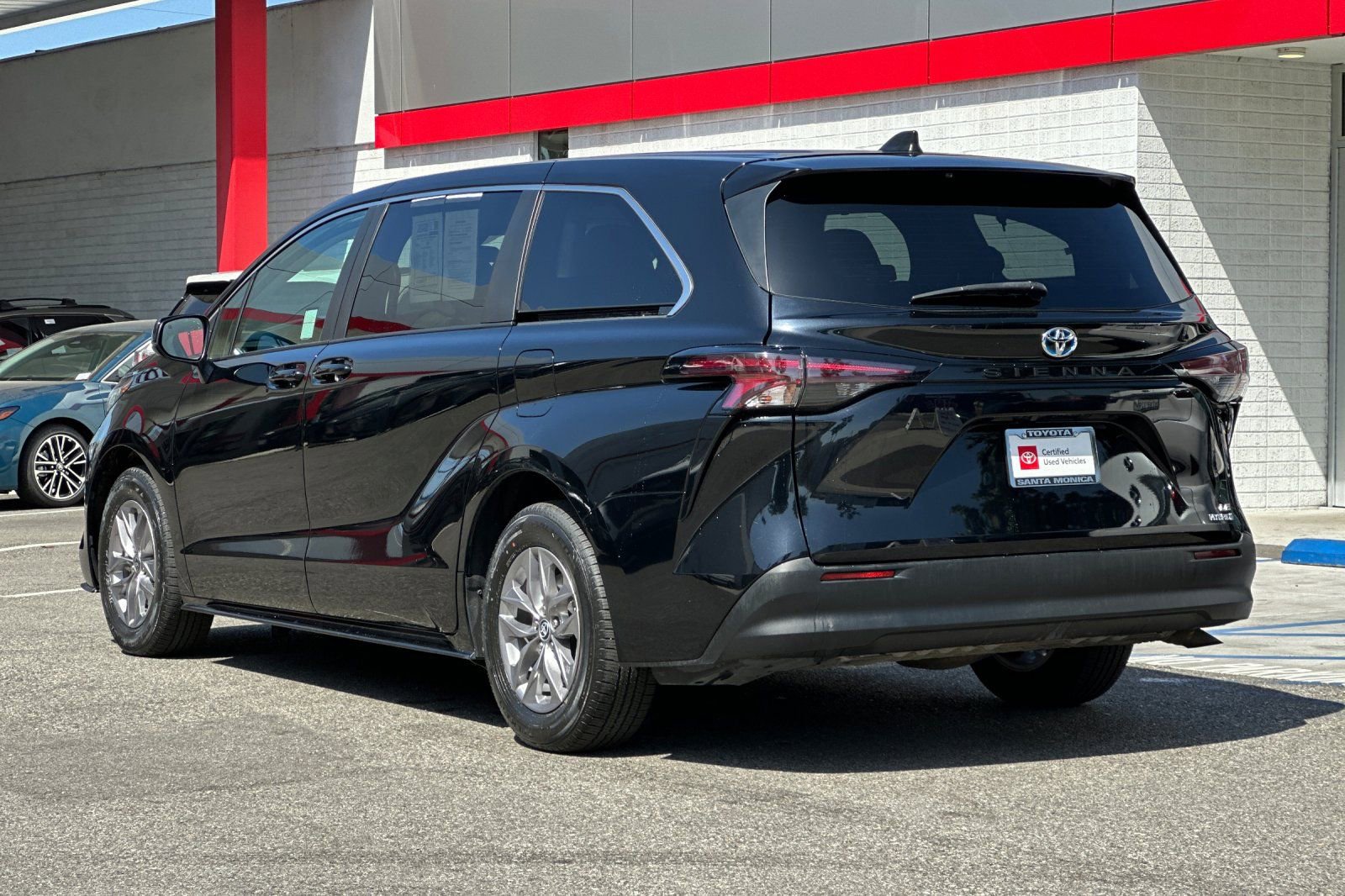 Certified 2023 Toyota Sienna LE FWD image 6