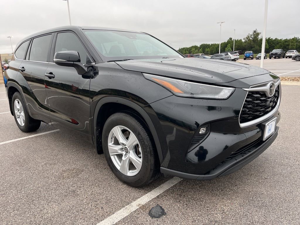 Used 2024 Toyota Highlander LE FWD image 3