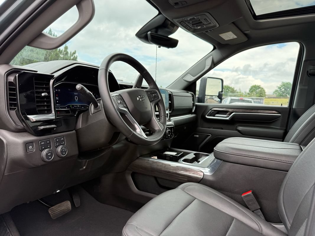 Used 2025 Chevrolet Silverado 3500 LTZ w/ LTZ Plus Package AWD/4WD image 17