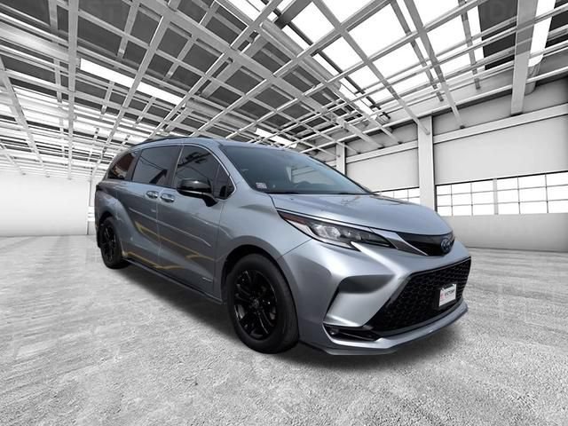 Certified 2021 Toyota Sienna XSE AWD/4WD image 1