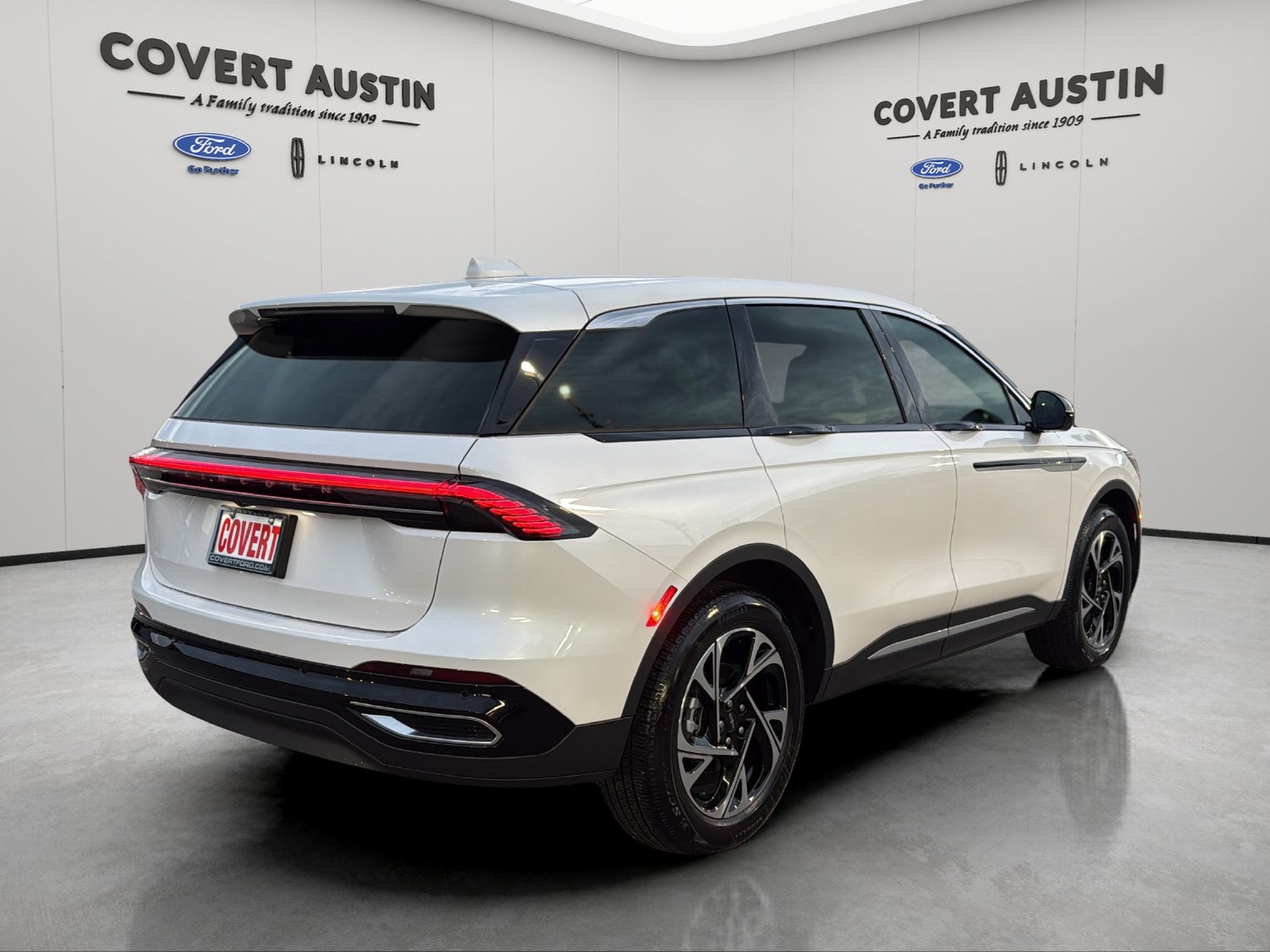 Used 2026 Lincoln Nautilus Premier w/ Equipment Group 102A AWD/4WD image 5