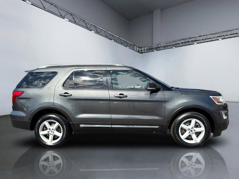 Used 2016 Ford Explorer XLT w/ Equipment Group 202A image 3