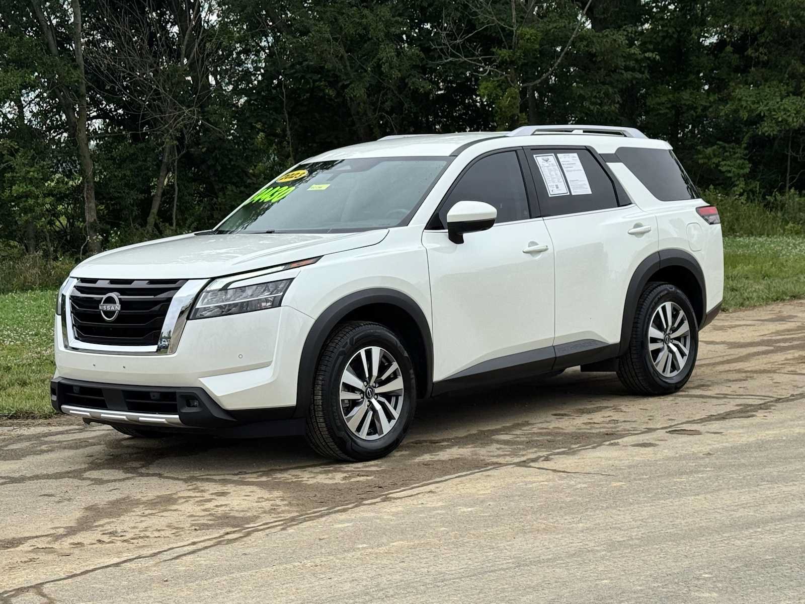 Used 2023 Nissan Pathfinder SL AWD/4WD image 2