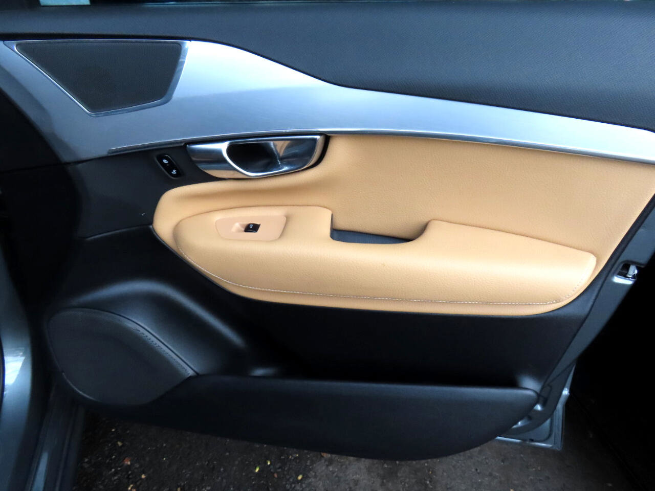 Used 2018 Volvo XC90 T6 Momentum w/ Convenience Package image 23