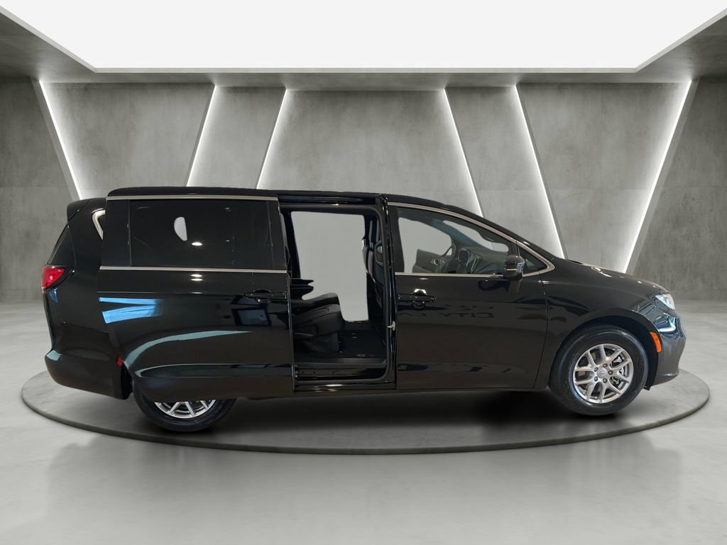 Used 2026 Chrysler Pacifica Select FWD image 18
