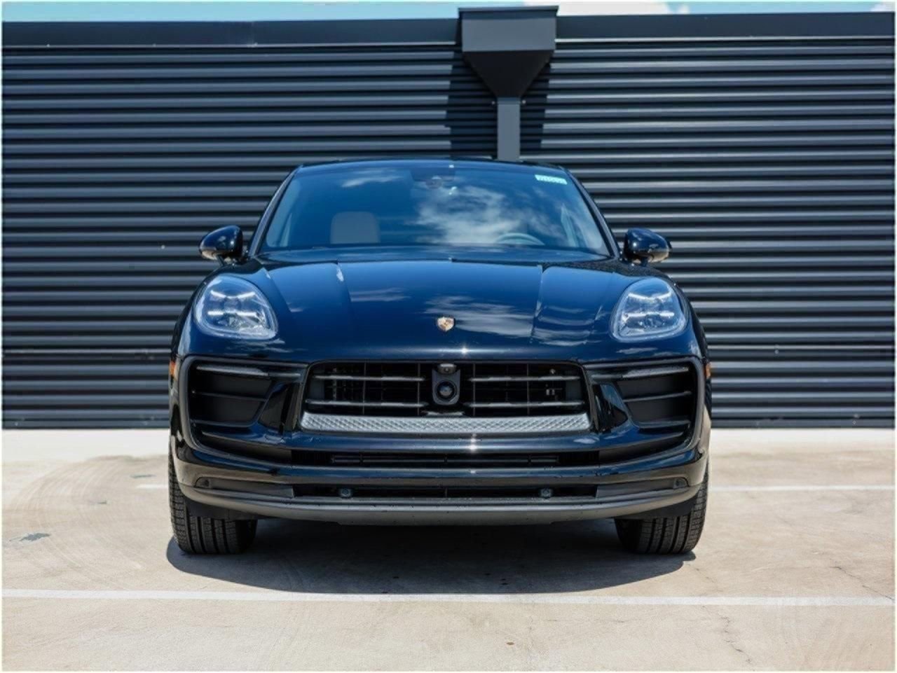 Certified 2025 Porsche Macan AWD/4WD image 10
