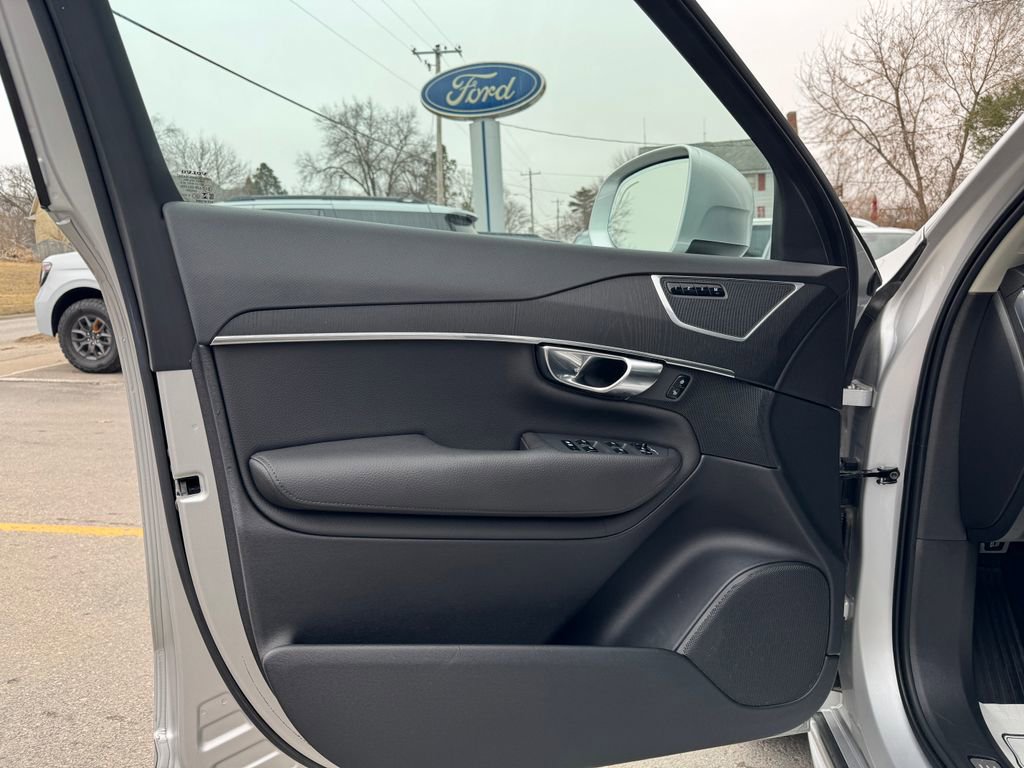 Used 2020 Volvo XC90 T6 Momentum w/ Protection Package Premier image 14