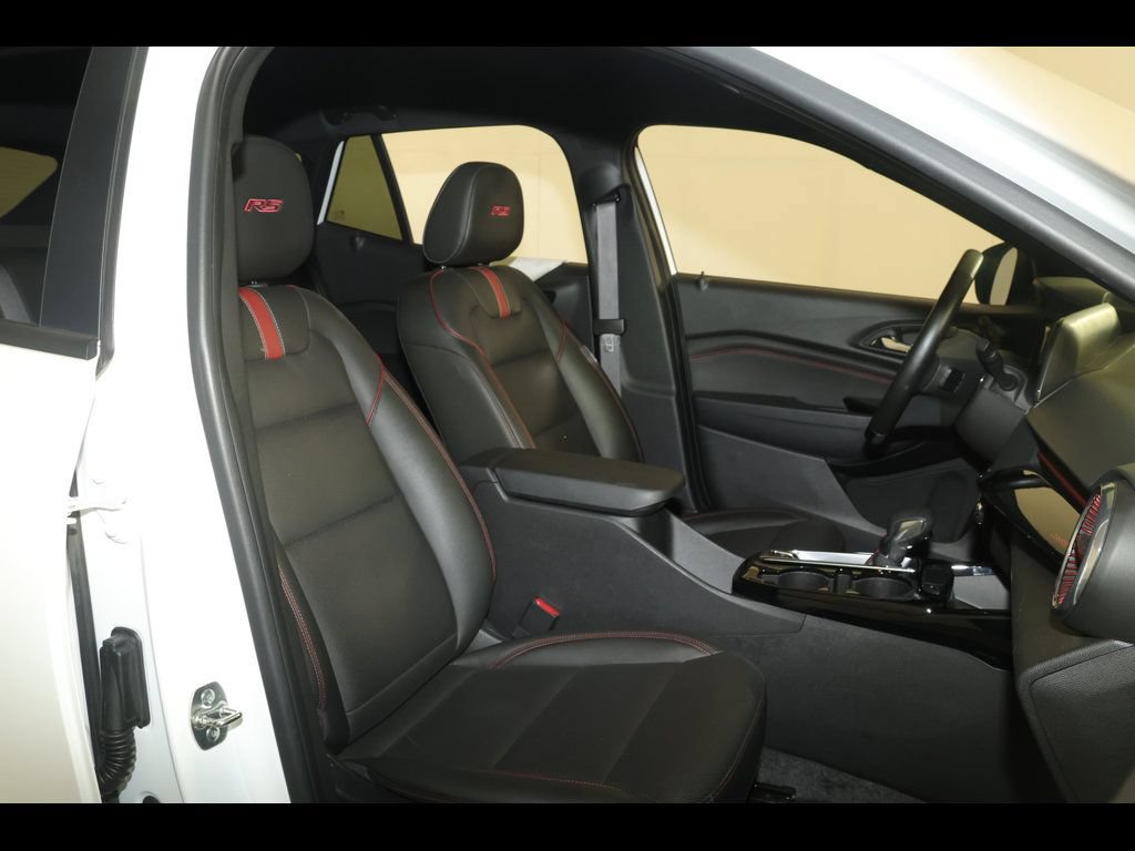 Used 2025 Chevrolet Trax RS w/ Driver Confidence Package FWD image 27