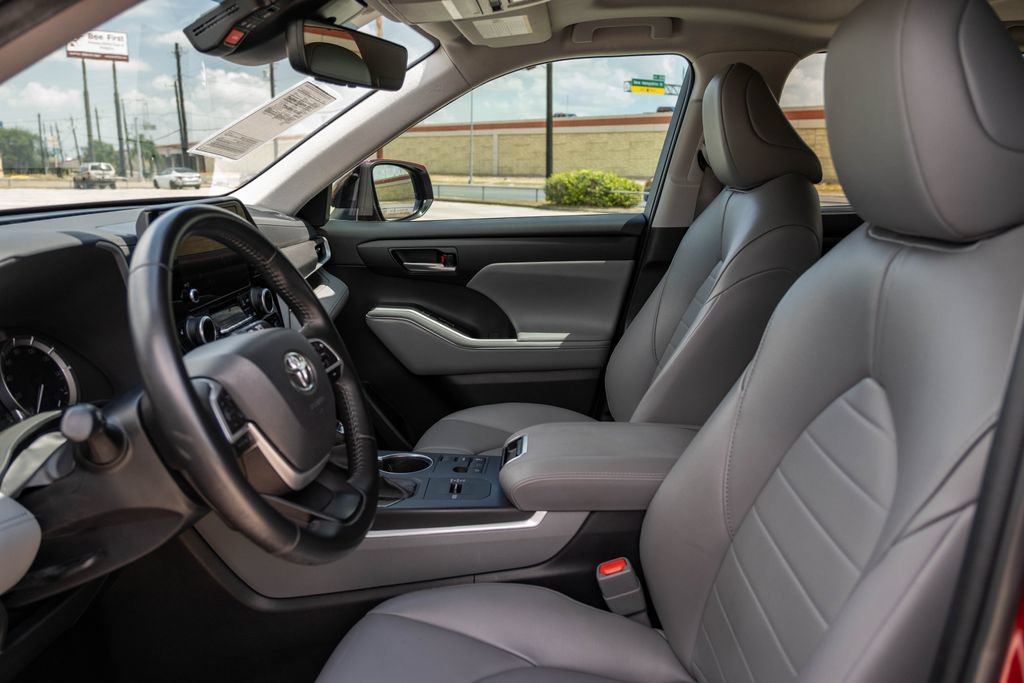 Used 2023 Toyota Highlander XLE FWD image 13