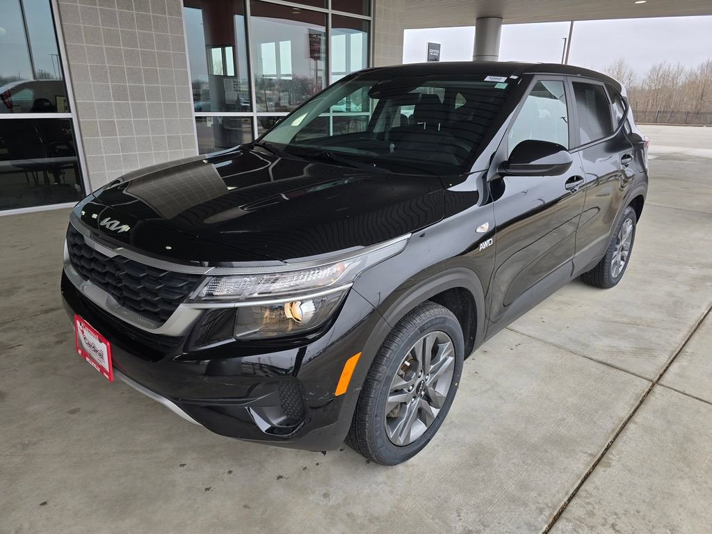 Used 2023 Kia Seltos LX image 2