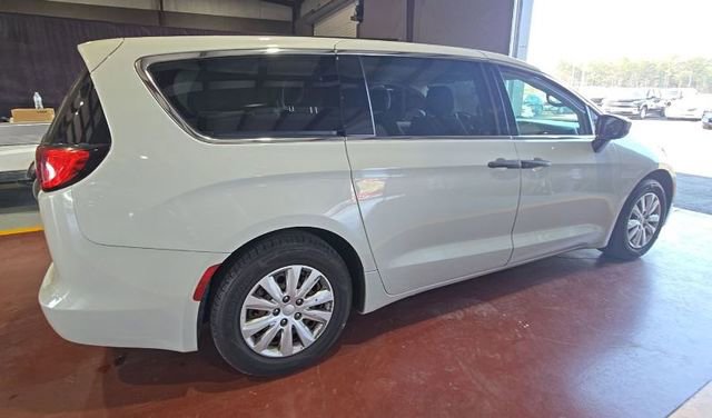 Used 2019 Chrysler Pacifica L image 2