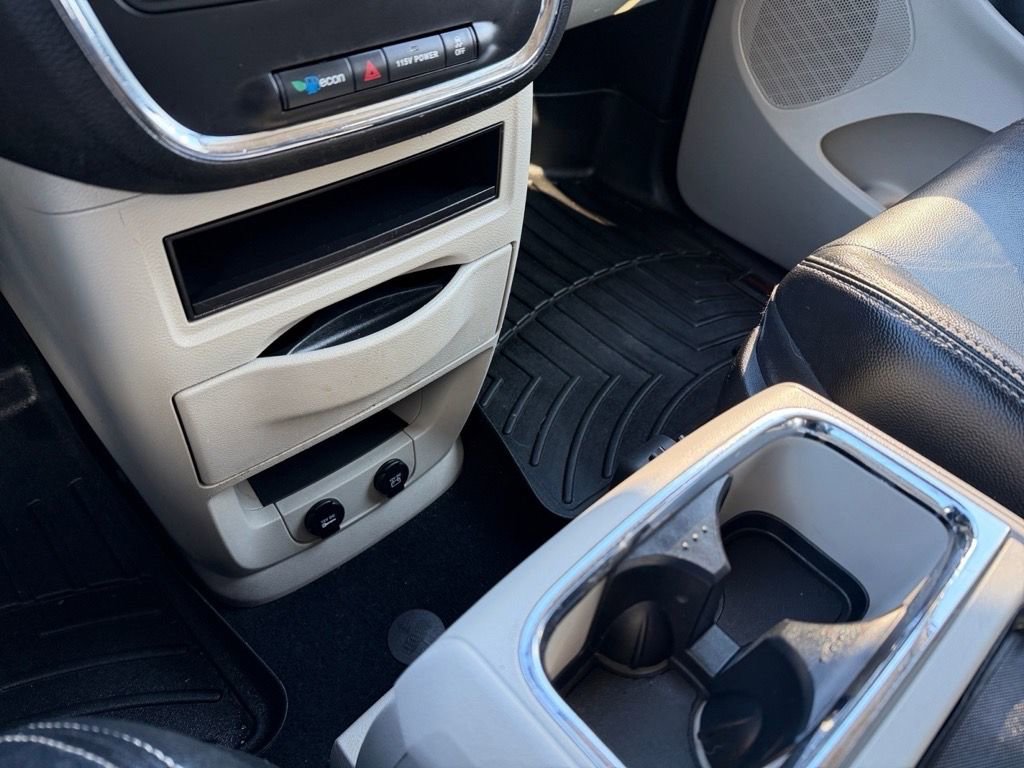 Used 2014 Chrysler Town & Country Touring image 22