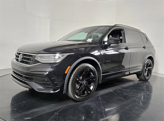 Used 2023 Volkswagen Tiguan SE R-Line image 2