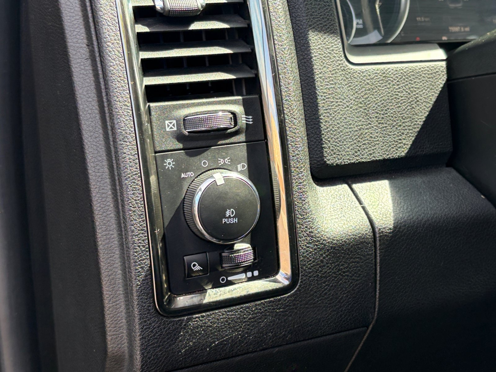 Used 2018 RAM 2500 Big Horn w/ Sport Appearance Group AWD/4WD image 17