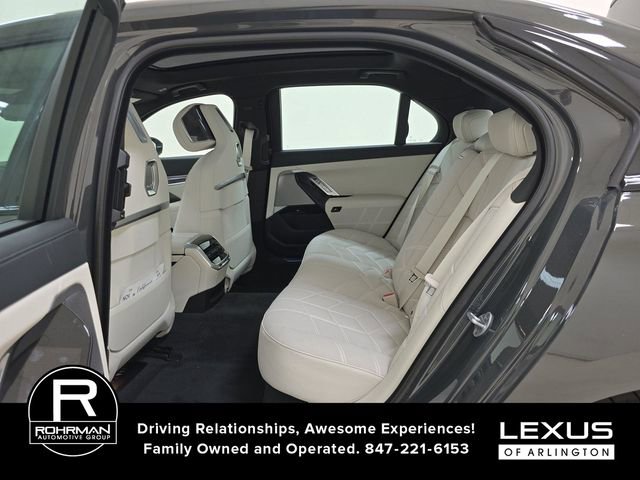 Used 2025 BMW 760i xDrive w/ Premium Package image 7
