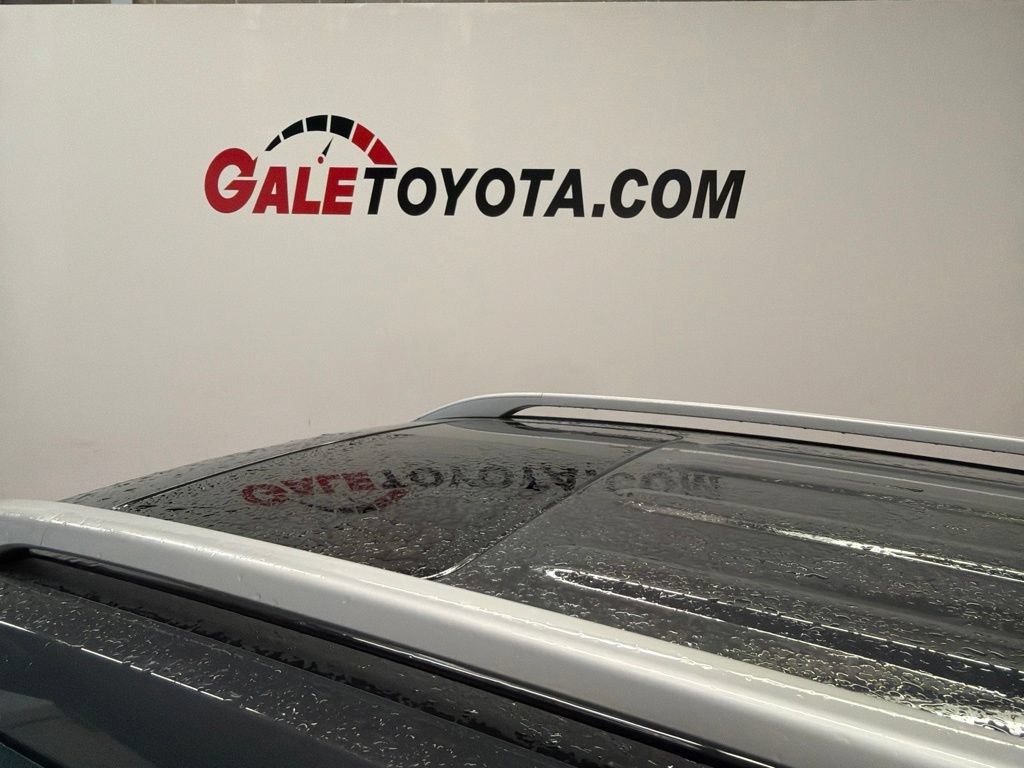 Used 2023 Hyundai Venue SEL FWD image 5