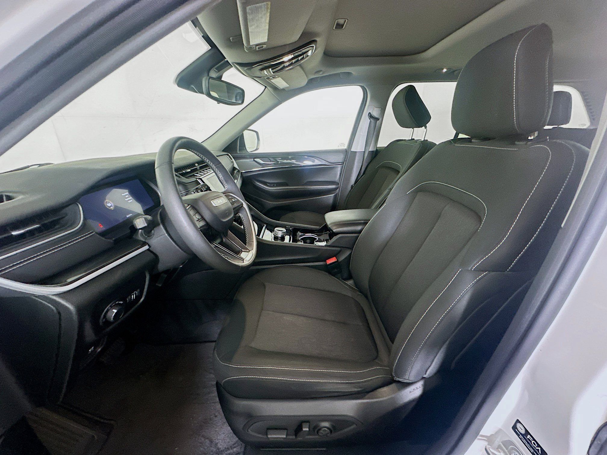 Used 2023 Jeep Grand Cherokee Laredo w/ Luxury Tech Group I AWD/4WD image 13