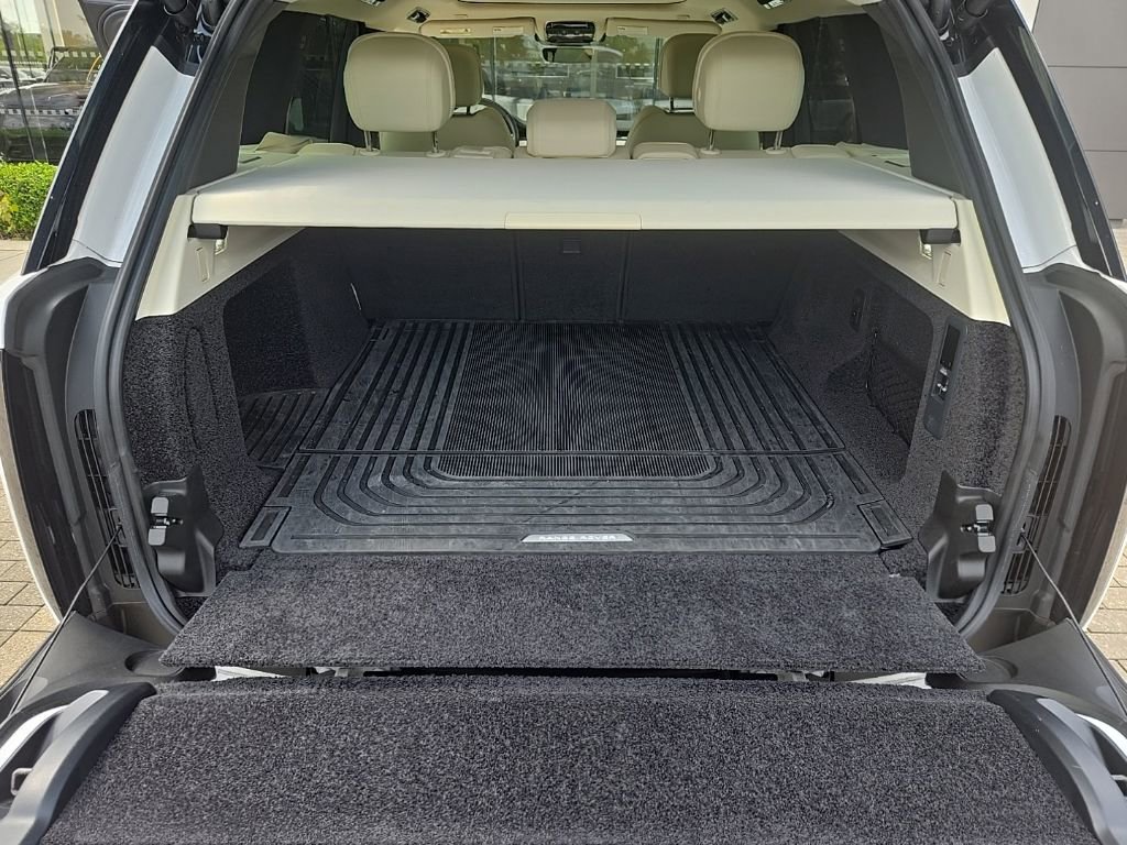 Certified 2025 Land Rover Range Rover SE AWD/4WD image 18